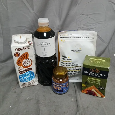 APPROXIMATELY 10 ASSORTED FOOD ITEMS TO INCLUDE SNOWDONIA CHEESE CO CRACKERS, RAVE WHOLE BEAN, SOY SAUCE, ETC - COLLECTION ONLY