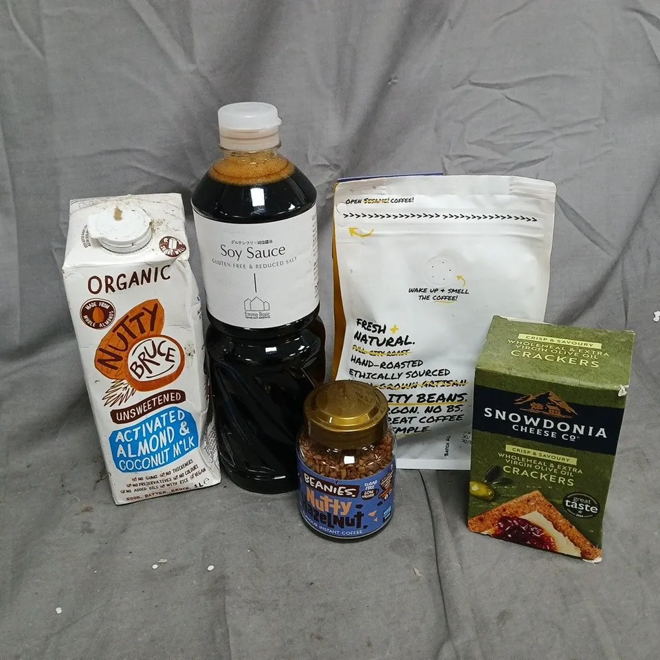 APPROXIMATELY 10 ASSORTED FOOD ITEMS TO INCLUDE SNOWDONIA CHEESE CO CRACKERS, RAVE WHOLE BEAN, SOY SAUCE, ETC - COLLECTION ONLY