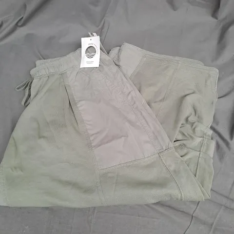 DAILY PRACTICE BAGGY CROPPED TROUSERS IN GUACAMOLE SIZE S