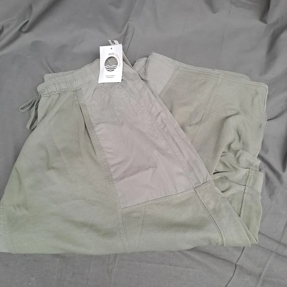 DAILY PRACTICE BAGGY CROPPED TROUSERS IN GUACAMOLE SIZE S