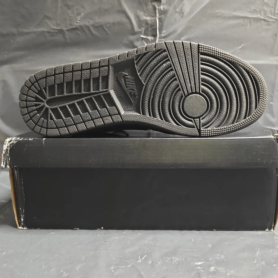 BOXED PAIR OF NIKE AIR JORDAN 1 RETRO LOW SHOES IN BLACK/WHITE SIZE UK 9