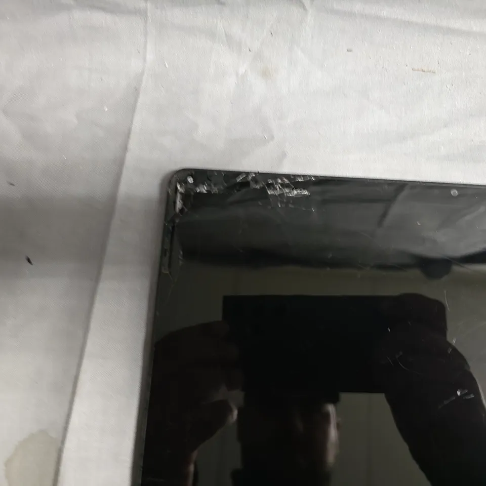 SAMSUNG TABLET DEVICE WITH CRACKED SCREEN - MODEL UNSPECIFIED 