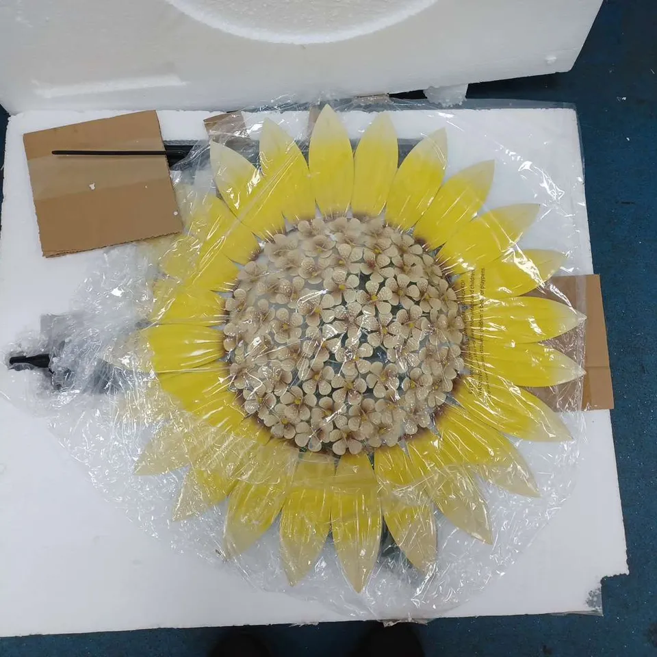 LOT OF 3 HOUSEHOLD ITEMS TO INCLUDE INDOOR/OUTDOOR ORBS AND GARDEN SUNFLOWER ORNAMENTS