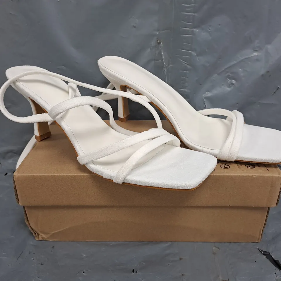 BOXED PAIR OF UNBRANDED OPEN TOE HEELED SANDALS IN WHITE SIZE EU 41
