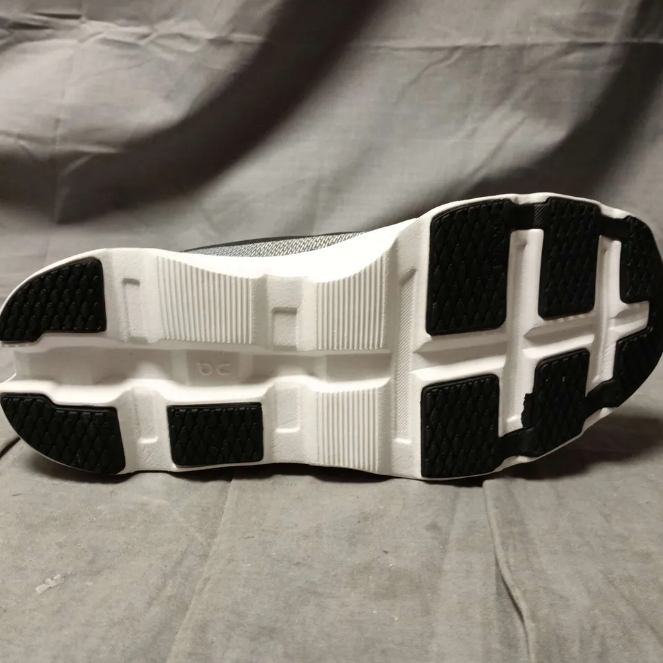 UNBOXED ON CLOUD BLACK AND WHITE RUNNING TRAINERS SIZE 8.5