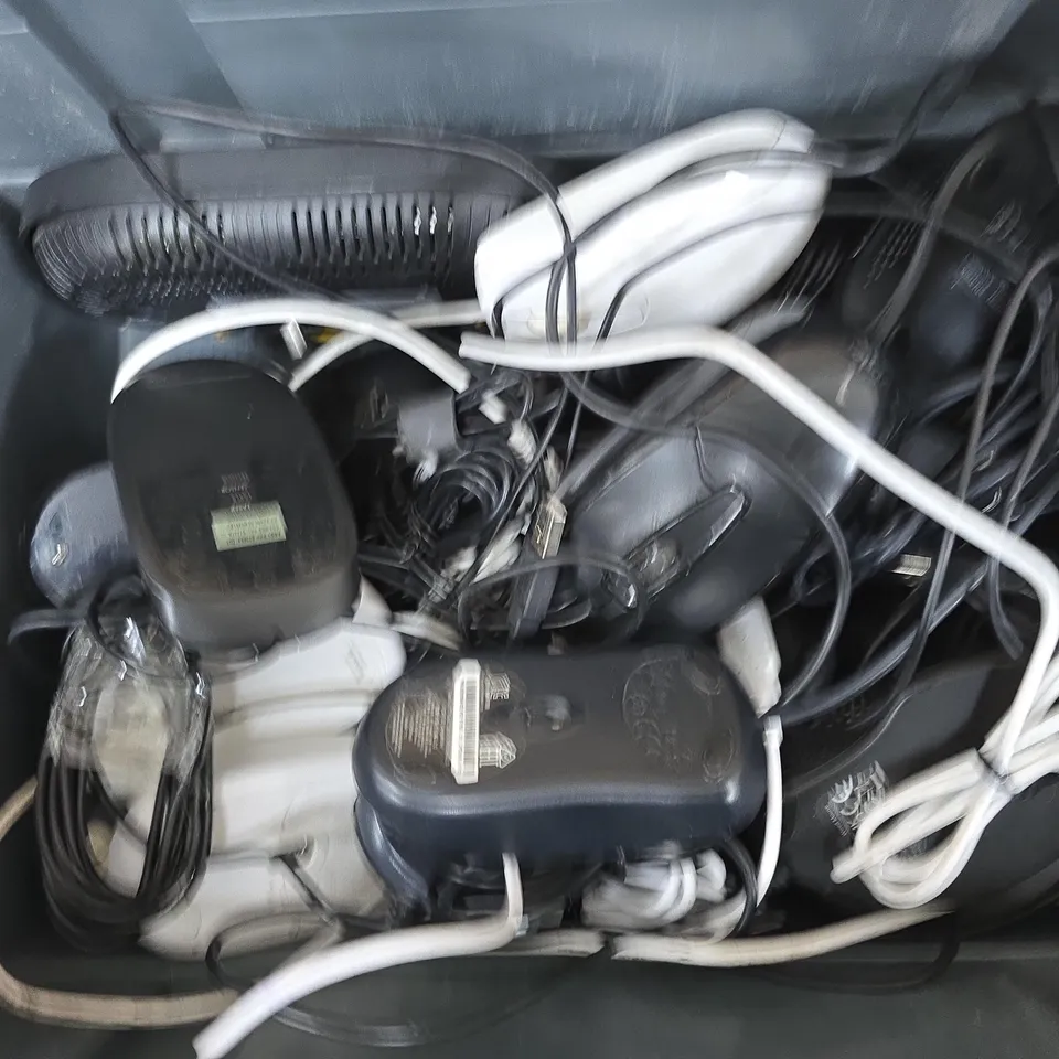 APPROXIMATELY 10 ASSORTED ELECTRICAL ITEMS TO INCLUDE EE HUB, HP MOUSE, TECKNET MOUSE, ETC