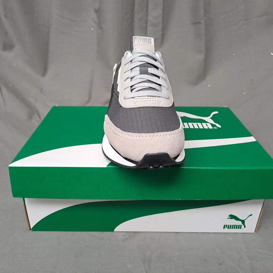 BOXED PAIR OF PUMA FUTURE RIDER PLAY ON JR SHOES IN BLACK/GREY UK SIZE 5