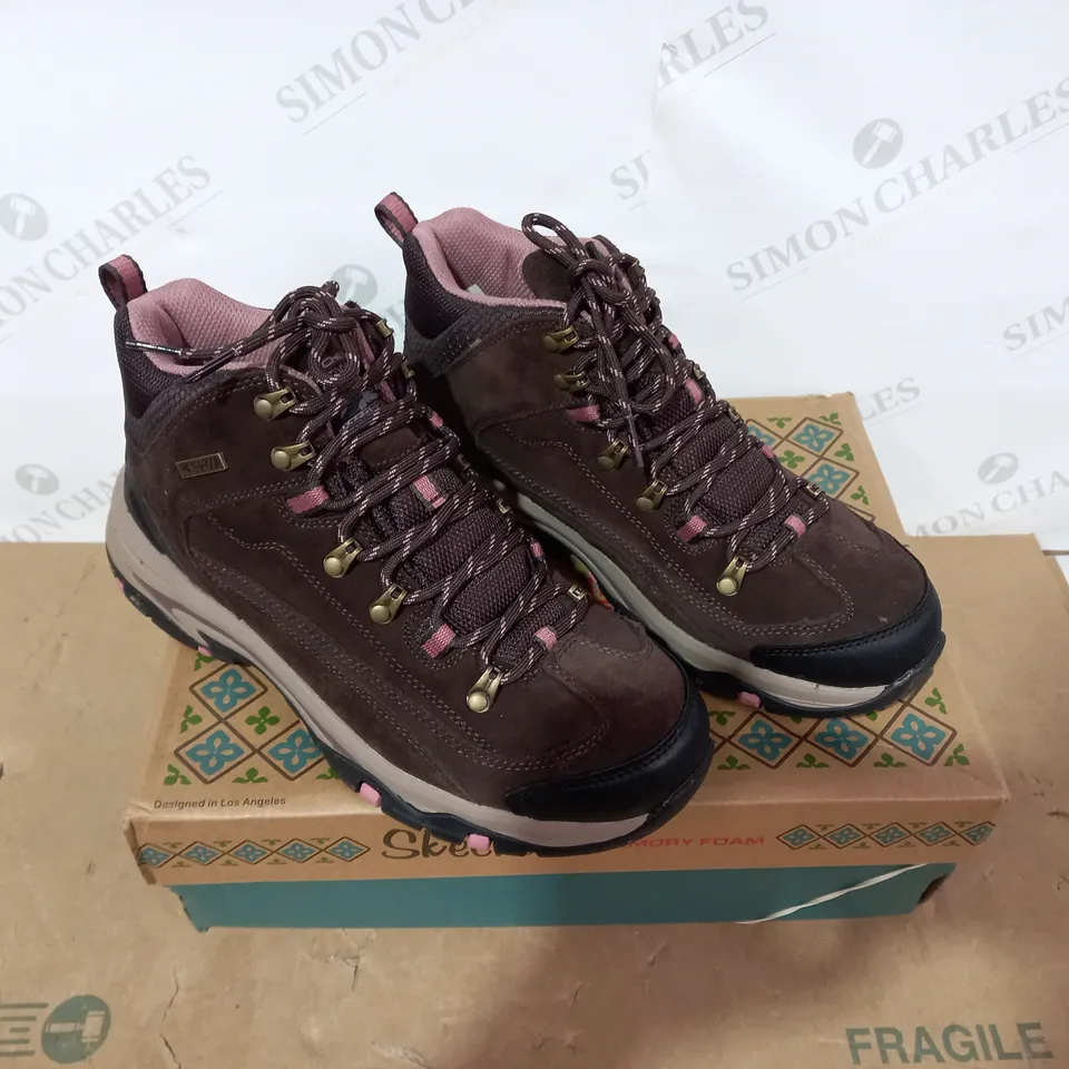 BOXED PAIR OF SKECHERS- SIZE 7