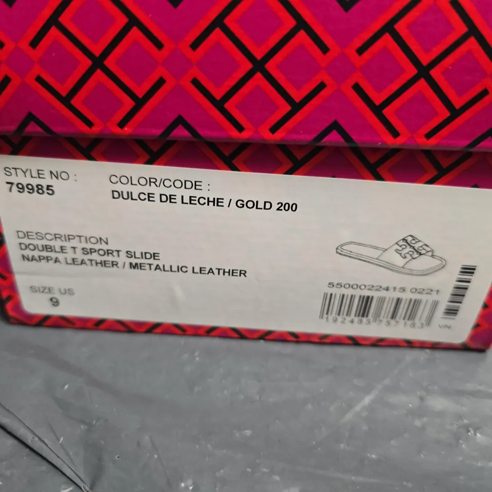 TORY BURCH DOUBLE-T SPORT SLIDE SANDALS – DULCE DE LECHE / GOLD 200, UK 7 (US 9)