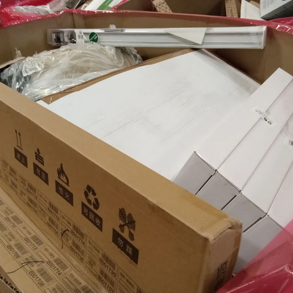 PALLET OF ASSORTED HOUSEHOLD GOODS AND PRODUCTS TO INCLUDE; A LARGE NUMBER OF CLOTHES/COAT HANGERS, BLIND, BOXED FURNITURE ETC 