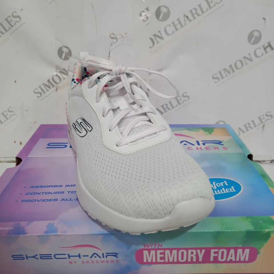 BOXED PAIR OF WHITE SKETCH-AIR TRAINERS SIZE 6