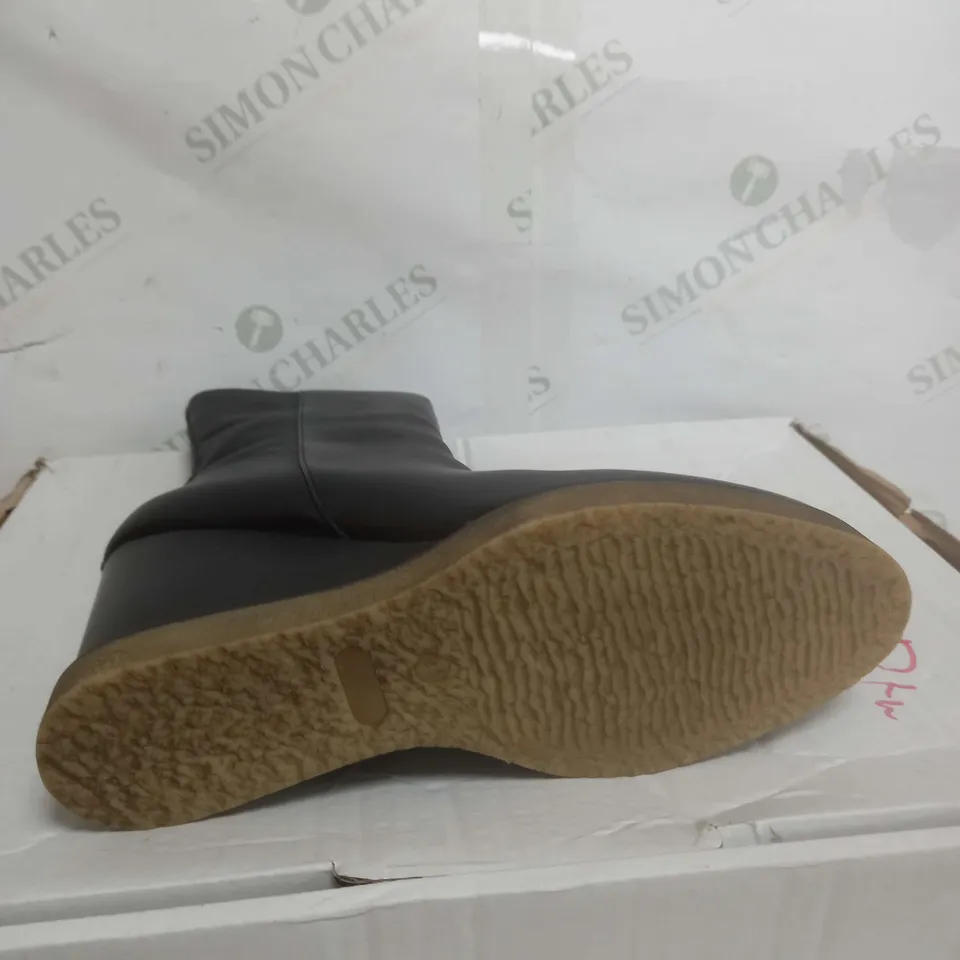 BOXED MODA IN PELLE AMBALINE BLACK LEATHER BOOTS - SIZE 8