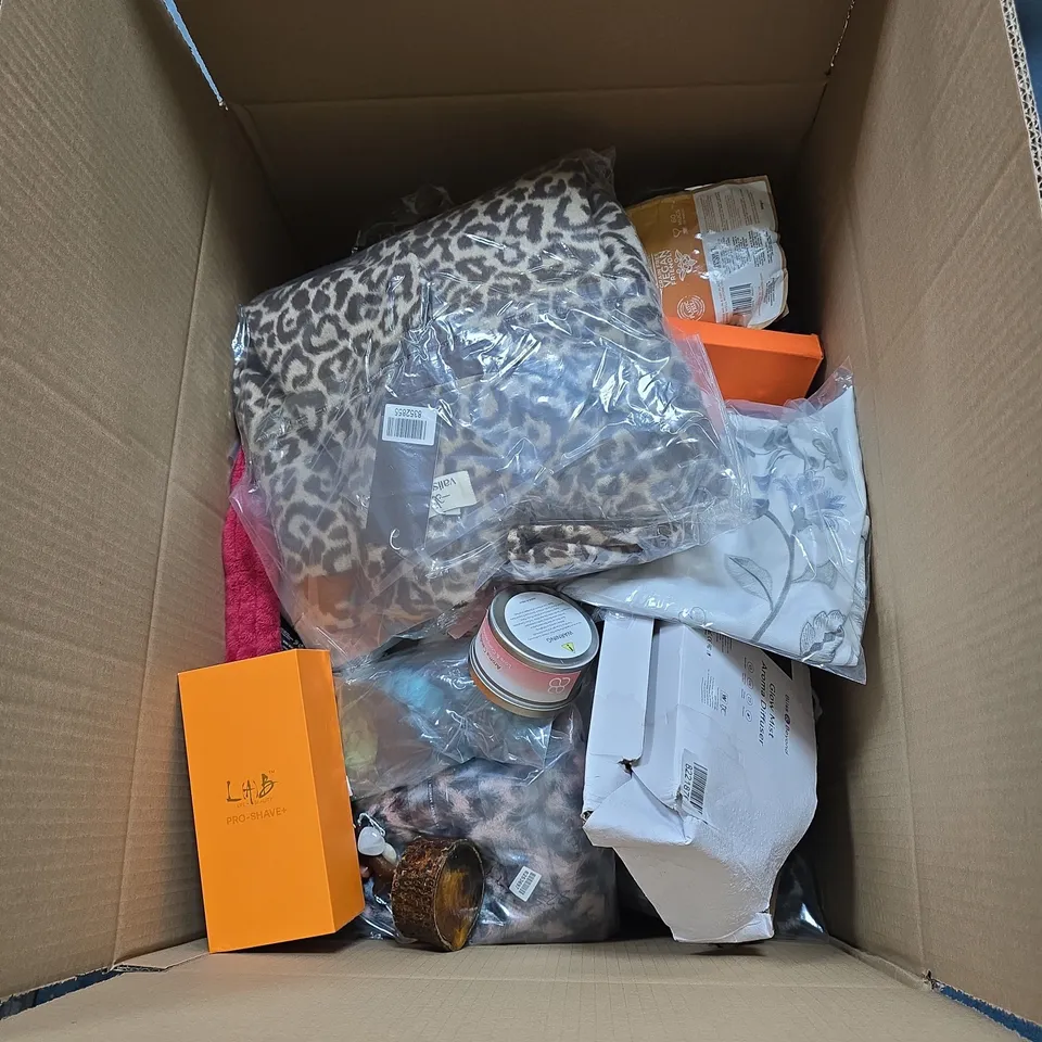 BOX OF APPROXIMATELY 30 ASSORTED HOUSEHOLD ITEMS TO INCLUDE CLOTHING, LAB PRO SHAVE, AROMA CANDLE, ORNAMENT ETC