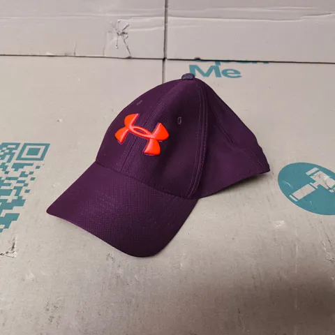 UNDER ARMOUR CAP IN BURGUNDY SIZE M/L