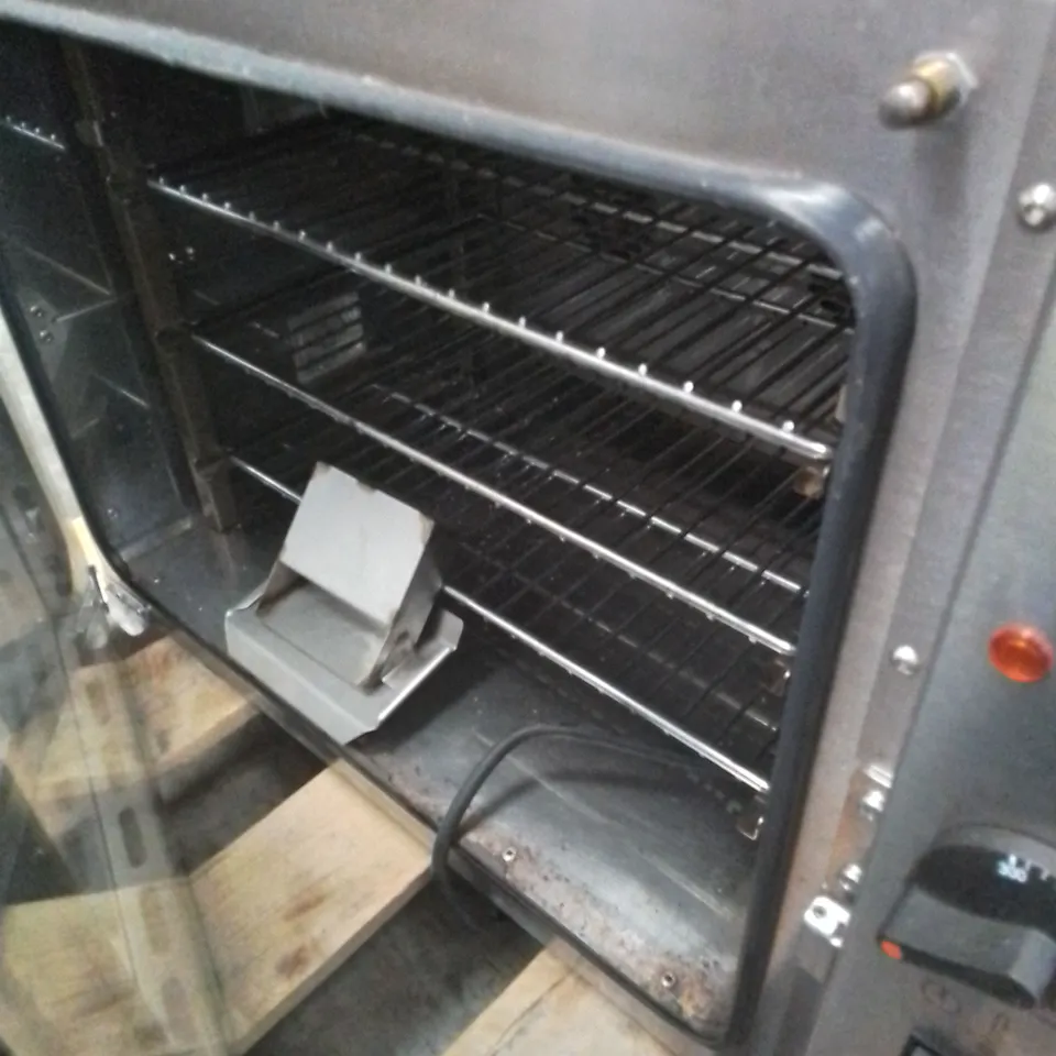 LINCAT COMMERCIAL ECO8 ELECTRIC COUNTERTOP CONVECTION OVEN