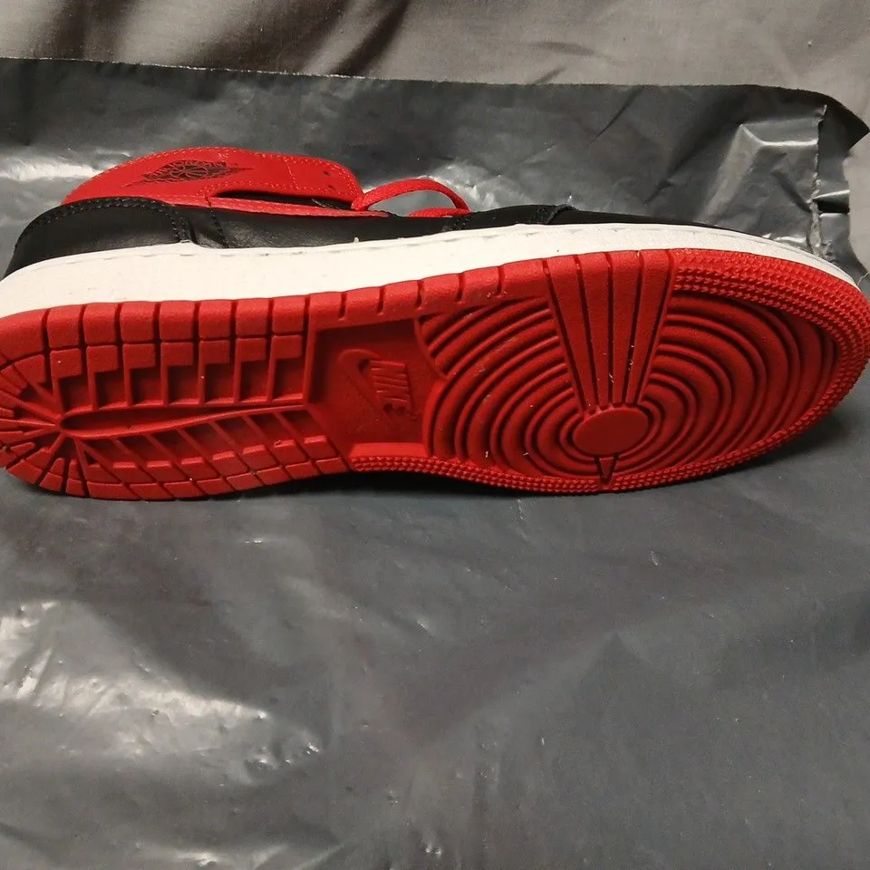 NIKE AIR JORDAN 1 MID KIDS TRAINERS – RED/BLACK. UK SIZE 4. UNBOXED
