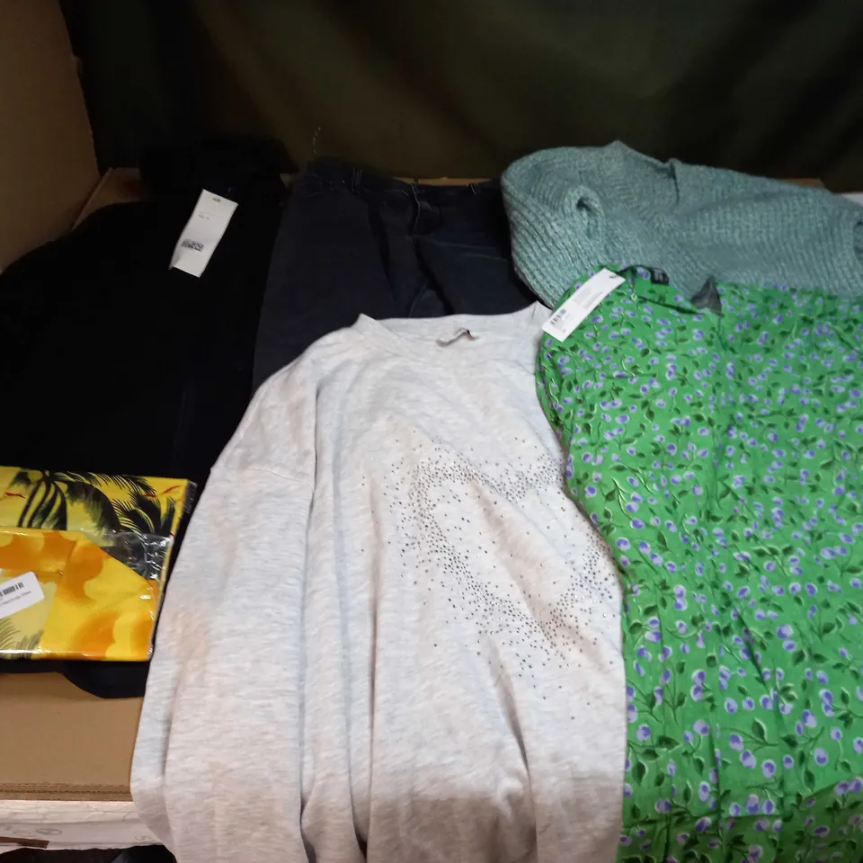 LARGE QUANTITY OF CLOTHING ITEMS TO INCLUDE DRESSES, SWEATERS, JEANS, T-SHIRTS, ETC