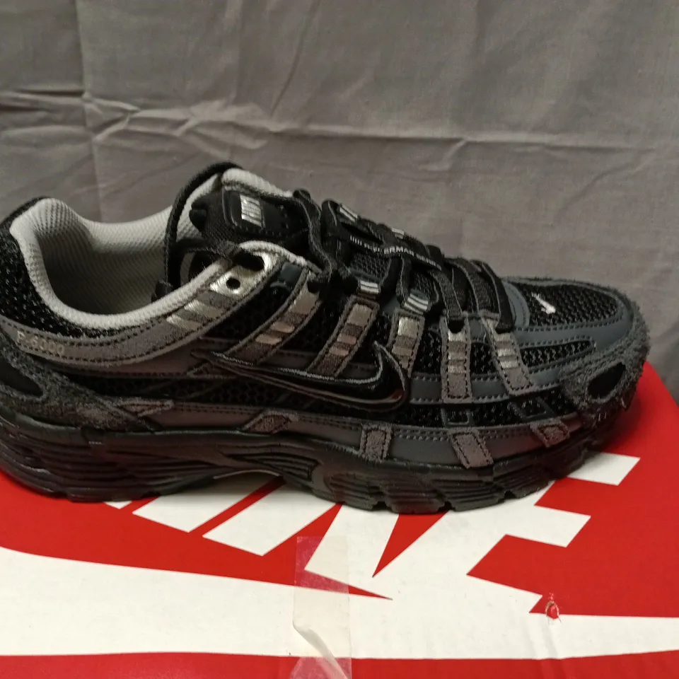 BOXED NIKE P-6000 SE MENS SHOES – BLACK/ANTHRACITE, UK 6 (US 7)
