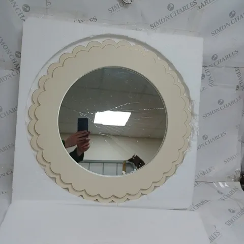 CREAM BUNDLEBERRY SCALLOPED EDGE WALL MIRROR
