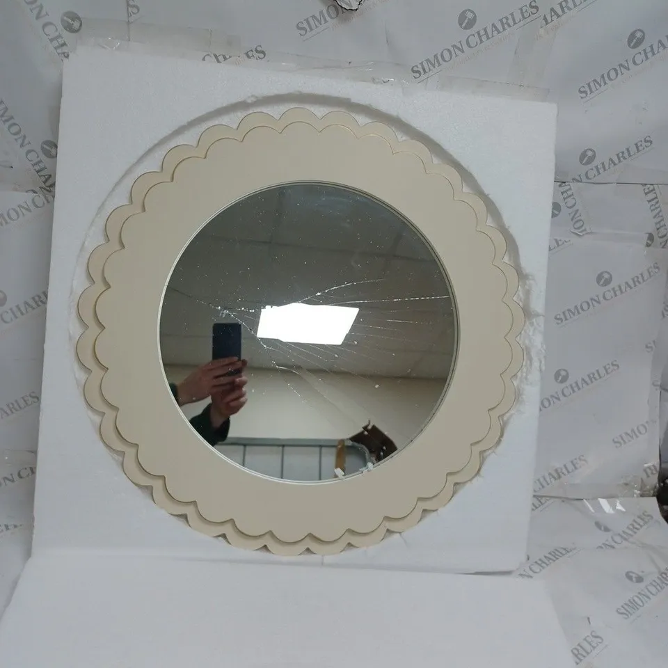 CREAM BUNDLEBERRY SCALLOPED EDGE WALL MIRROR 