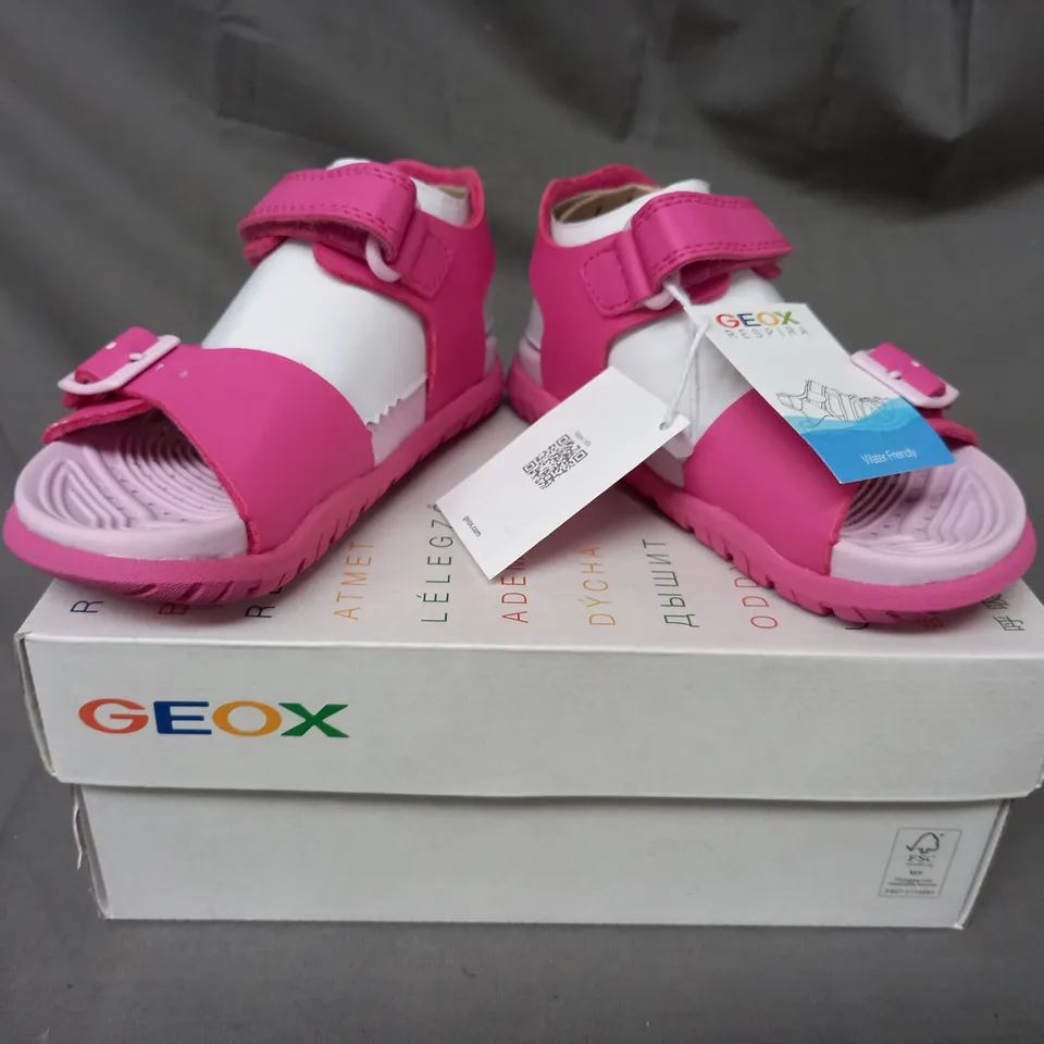 BOXED PAIR OF GEOX KIDS OPEN TOE SANDALS IN PINK UK SIZE 8.5