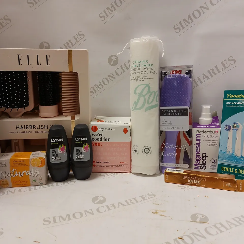 LOT OF APPROX 15 ASSORTED BEAUTY PRODUCTS TO INCLUDE ORAL-B TOOTHBRUSH HEADS, TANGLE TEEZER HAIRBRUSH, ELLE HAIRBRUSH SET, ETC 
