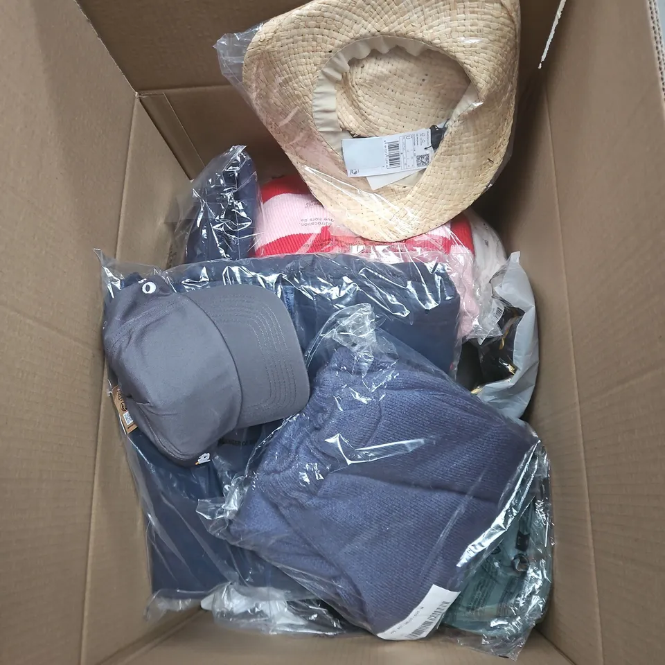 BOX OF APPROXIMATELY 20 ASSORTED CLOTHING ITEMS TO INCLUDE GREY CAP, SUN HAT, KNITTED JUMPER, ZIP UP FLEECE ETC