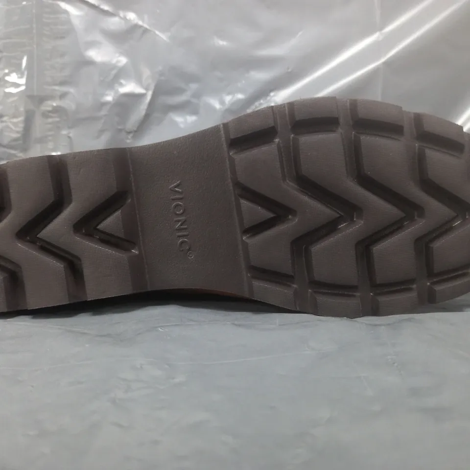 BOXED PAIR OF VIONIC LARSON LACE BOOTS IN TOFFEE SIZE 8