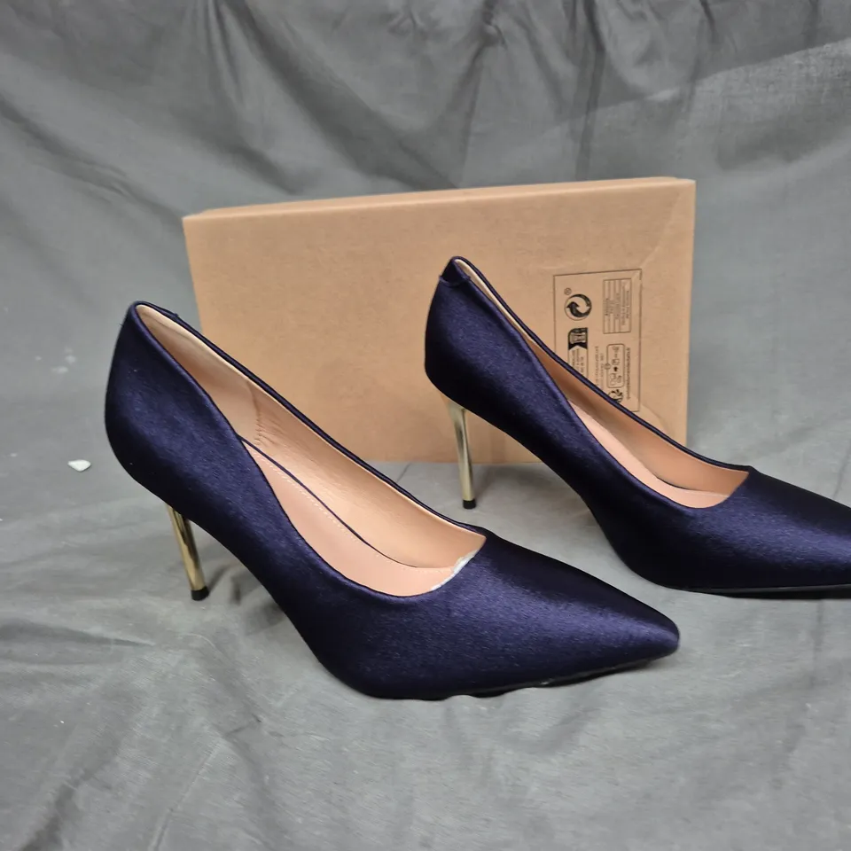 BOXED PAIR OF NAVY HEELS POINTED TOE SIZE 41