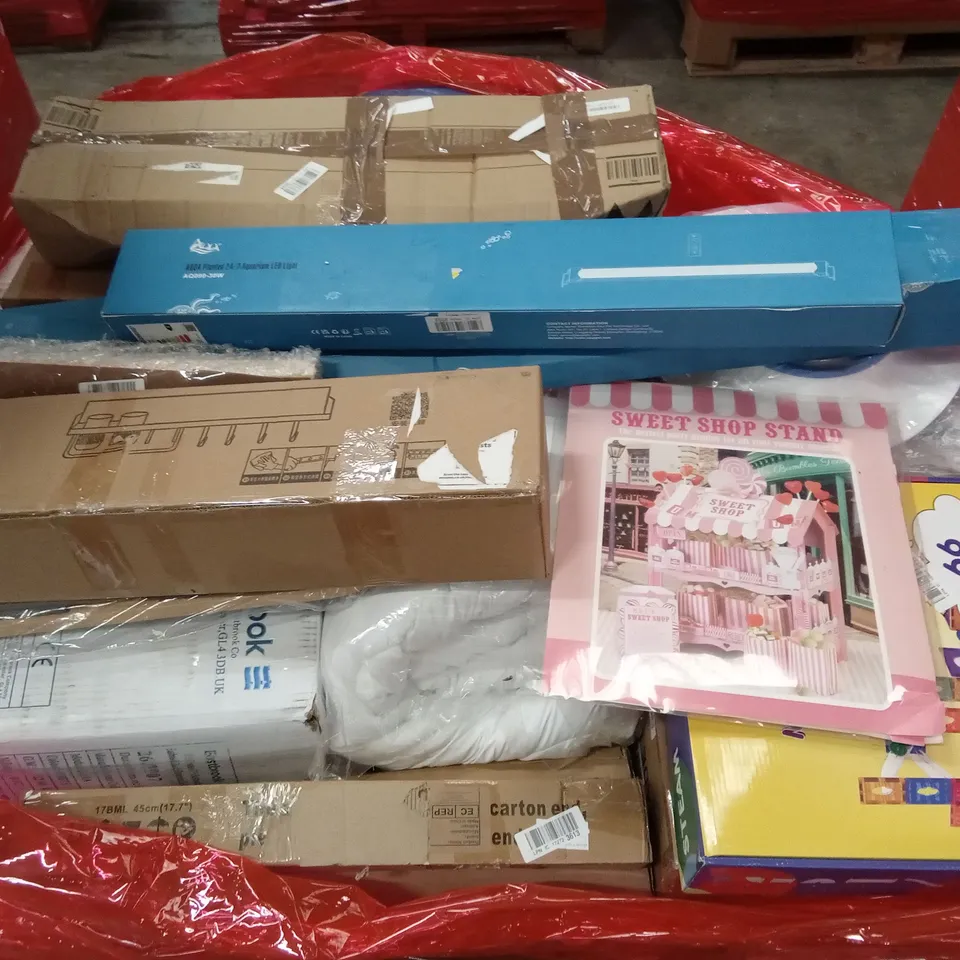 PALLET OF ASSORTED HOUSEHOLD GOODS AND PRODUCTS TO INCLUDE; AQUARIUM LIGHTS, KIDS TOYS, WINTER DUVET ETC