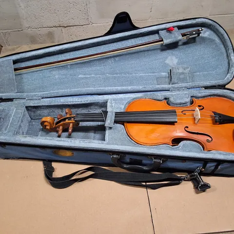 STENTOR STUDENT I VIOLIN WITH BOW IN HARD CASE (MUSICAL INSTRUMENT)