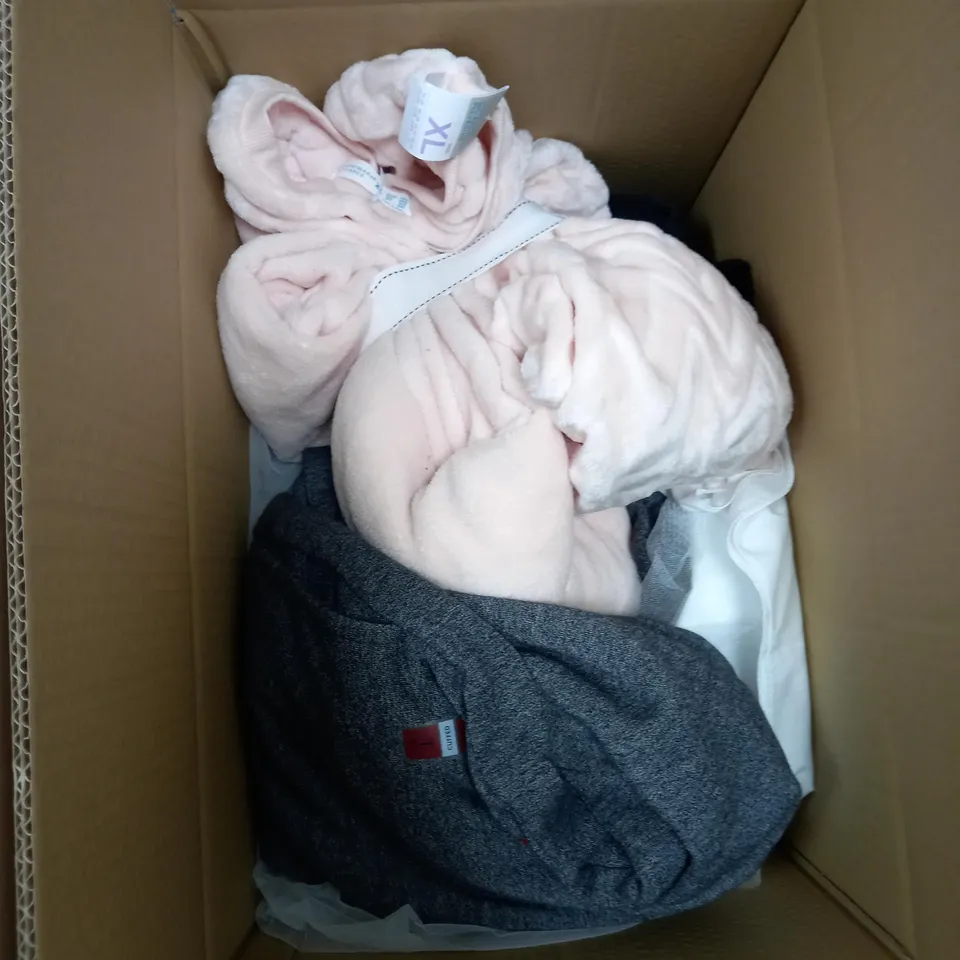 LOT OF ASSORTED CLOTHING ITEMS AND ACCESSORIES TO INCLUDE; T-SHIRTS, JUMPERS ETC