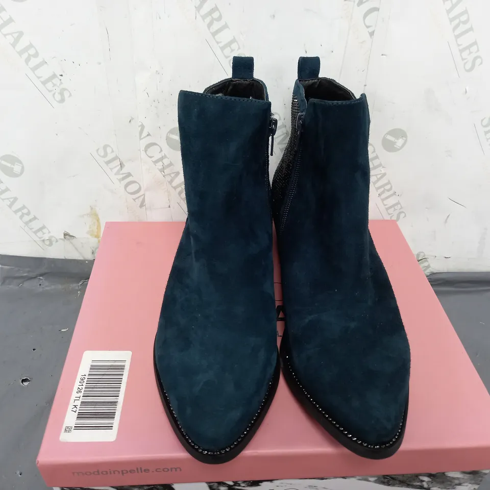 BOXED MODA IN PELLE KATREENA BOOT HEELS IN SEQUIN BLUE - EU 40