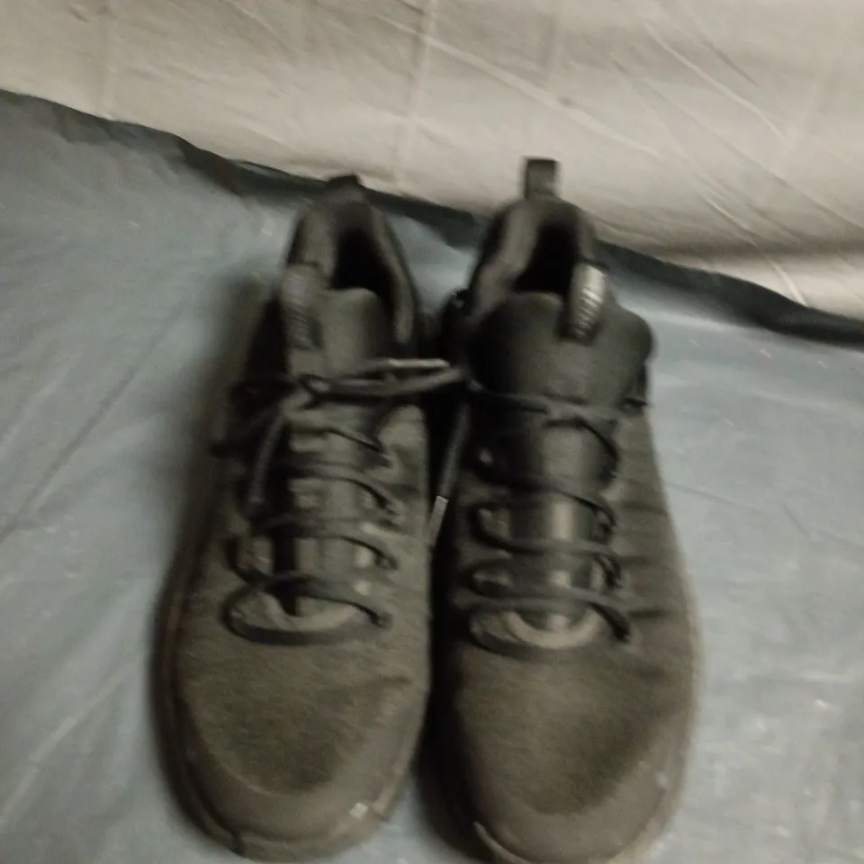 UNBOXED PAIR OF NIKE RUNNING SHOES - UK SIZE 9