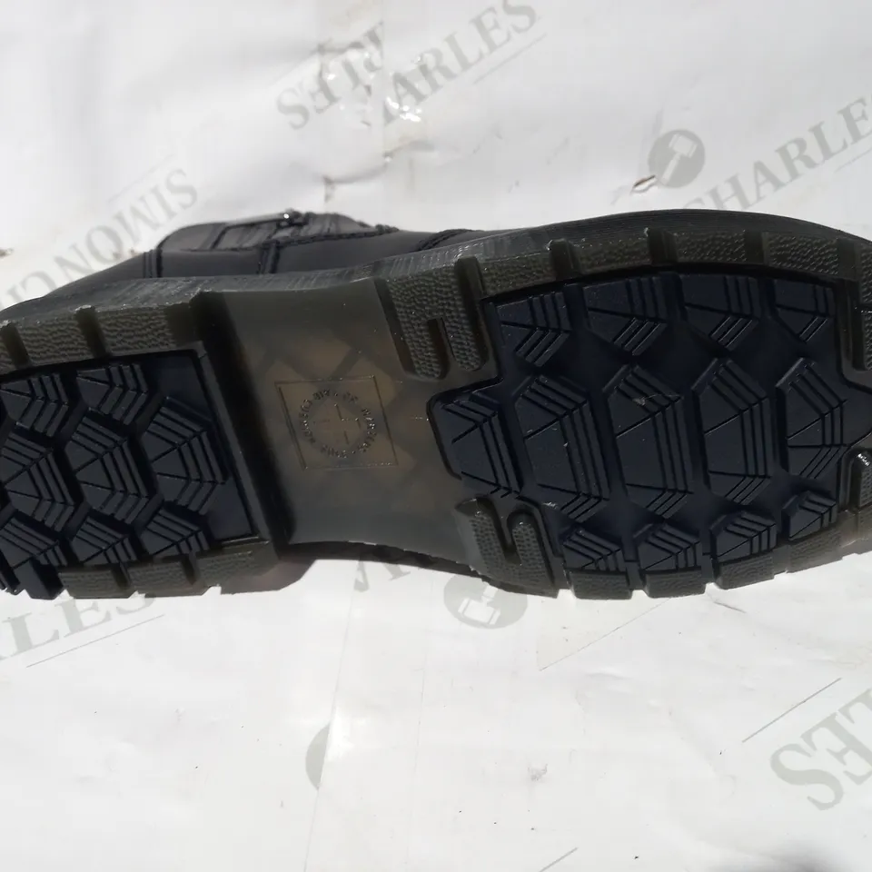 BOXED PAIR OF DR MARTENS ZIP UP BOOTS IN BLACK UK SIZE 9