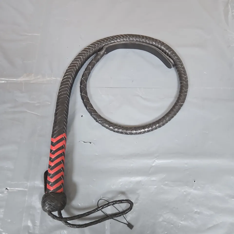 FETTERS THE PERSUADER MEDIUM LEATHER WHIP IN BLACK/RED