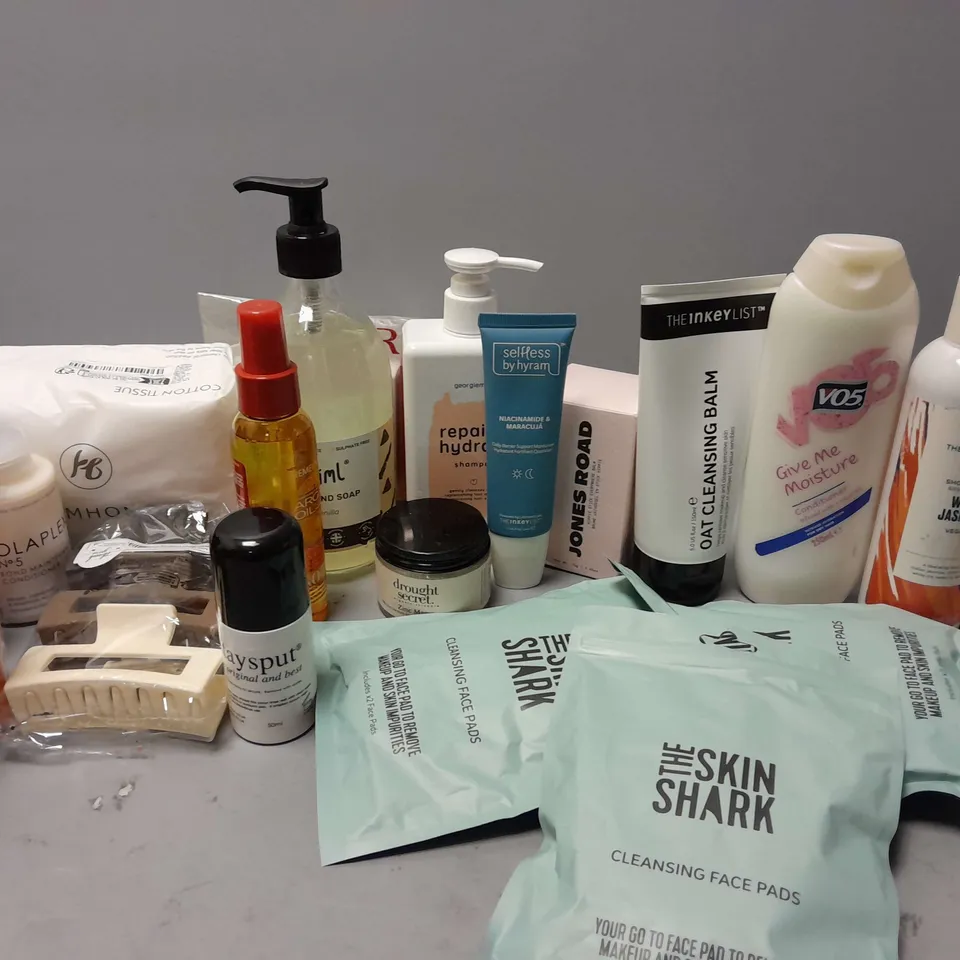 APPROXIMATELY 20 ASSORTED HEALTH & BEAUTY ITEMS TO INCLUDE PANTENE NATURAL CURLS STYLING CREAM (235ml), THE SKIN SHARK CLEANSING FACE PADS, JONES ROAD HIPPIE STICK EVRYWHERE BALM, ETC