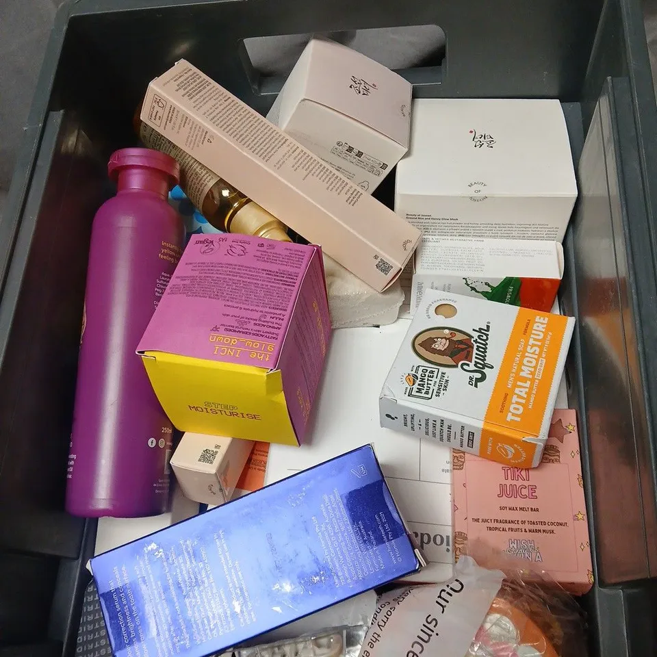 APPROXIMATELY 25 ITEMS OF OGX BIOTIN & COLLAGEN CONDITIONER 385ML – ASSORTED HAIR & BEAUTY PRODUCTS LOT WITH SUCH BRANDS AS GGLOW HUB OGX GIVE ME AND BEAUTY OF JOESON.