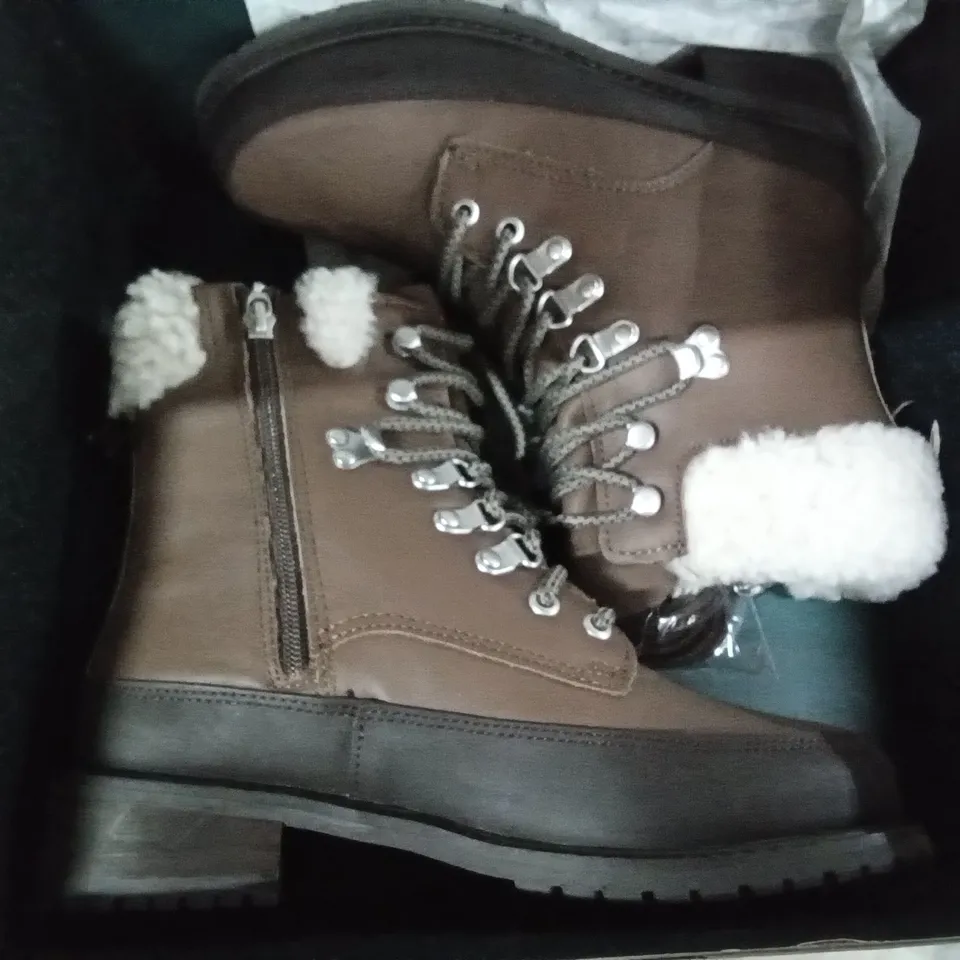 4 SHOE BOXES CONTAINING EMU OKAB WATERPROOF BOOTS OAK SIZE 4