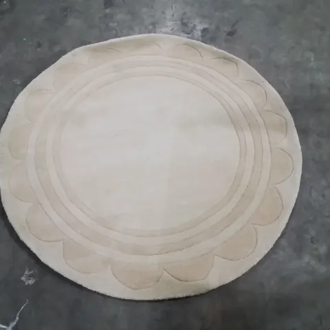 QUALITY DESIGNER AREA RUG - APPROXIMATELY 130X130CM