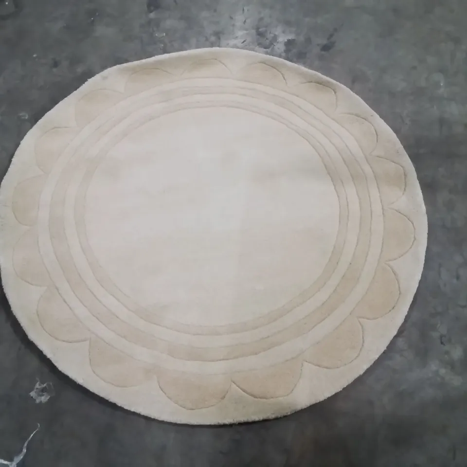 QUALITY DESIGNER AREA RUG - APPROXIMATELY 130X130CM