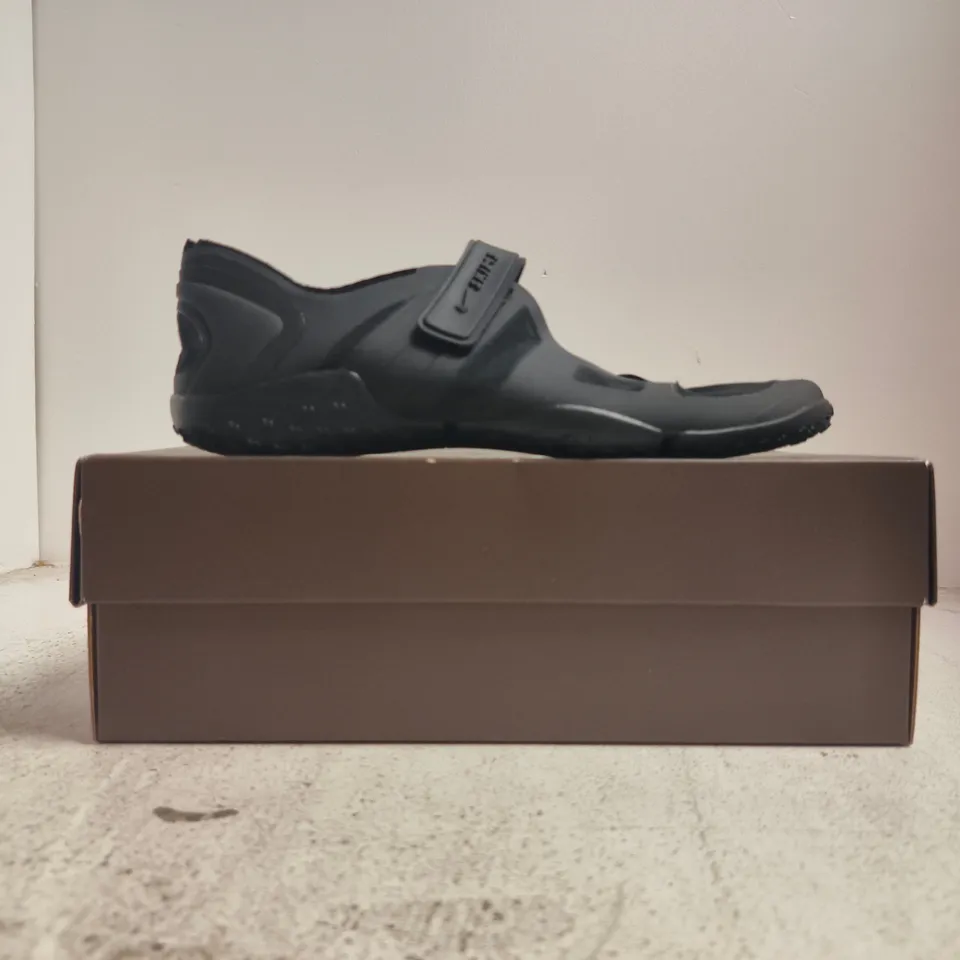 BOXED PAIR OF NIKE NIKESKIMS RIFT MESH SHOES IN BLACK SIZE UK 6