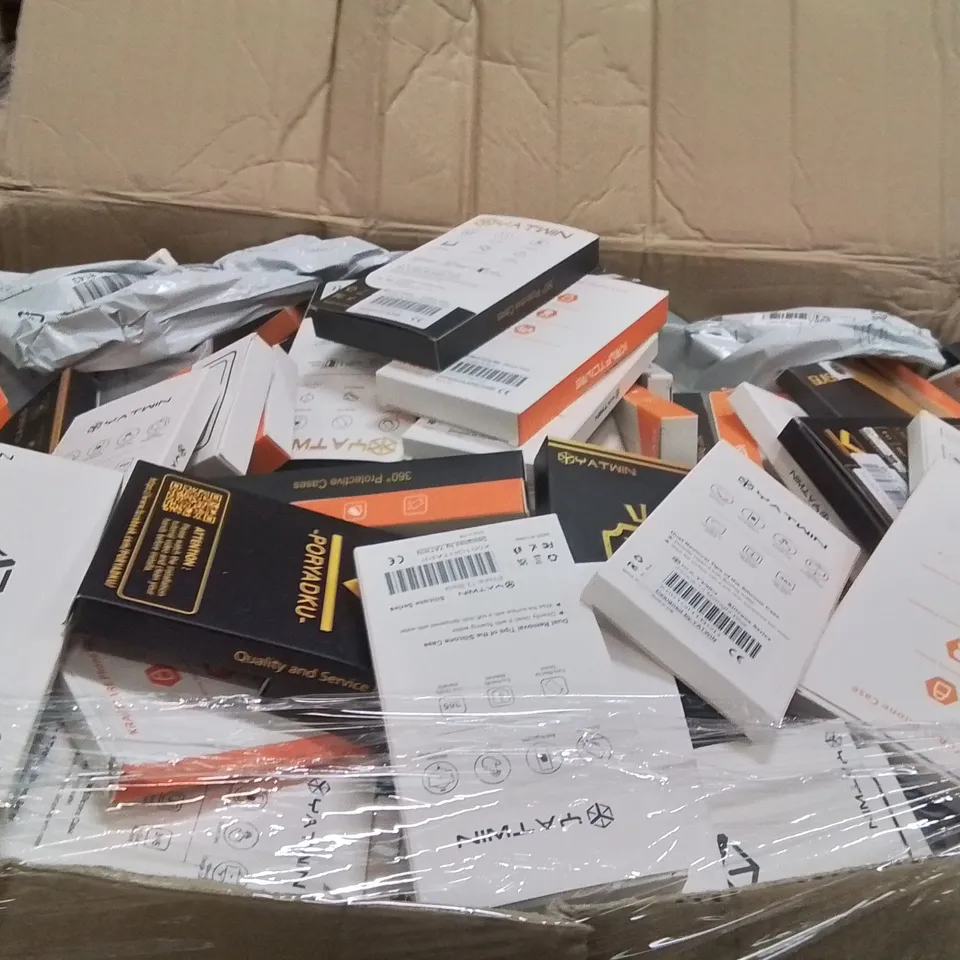 PALLET CONTAINING A LARGE QUANTITY OF PHONE CASES 