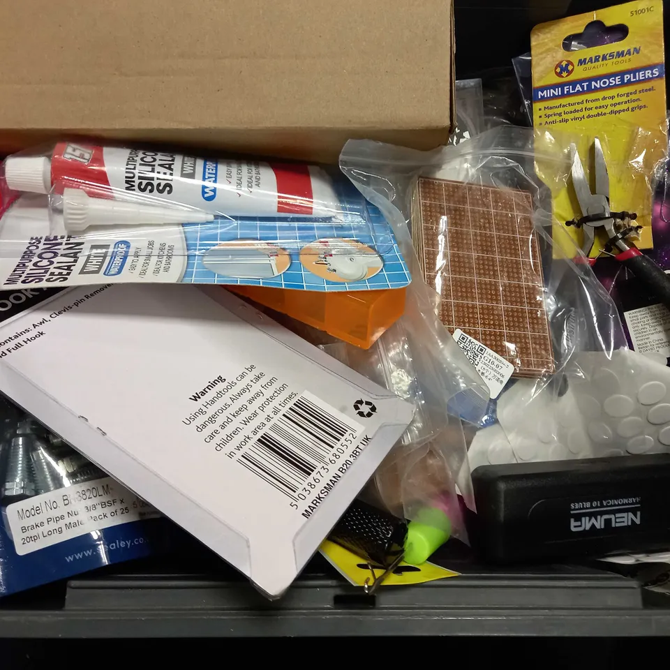 BOX OF APPROX 20 ASSORTED ITEMS TO INCLUDE - MARKSMAN 4PC HOOK AND PICK SET - NEUMA 10 BLUES - TABLET ORGANISER ECT
