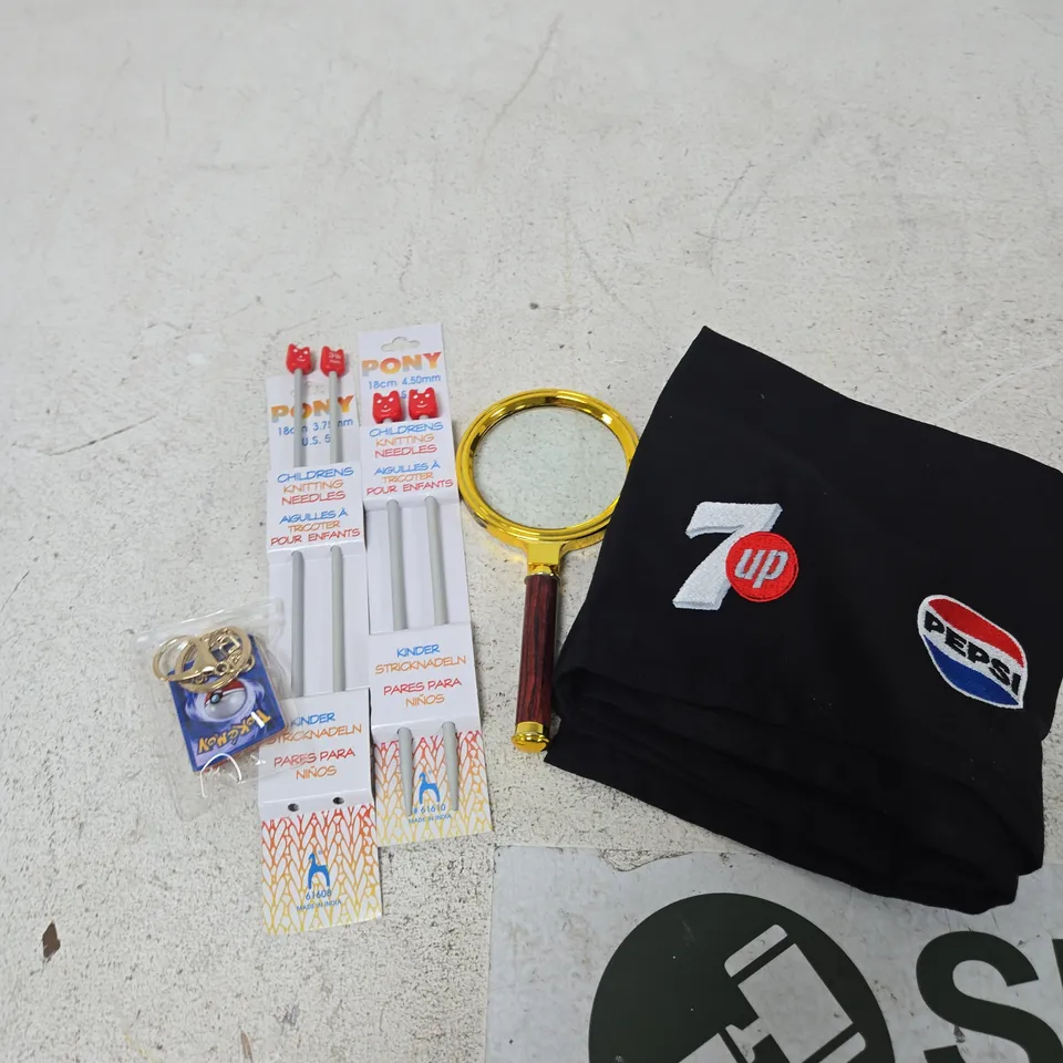APPROXIMATELY 10 ASSORTED HOUSEHOLD PRODUCTS TO INCLUDE KEY RING, KNITTING NEEDLES, MAGNIFYING GLASS ETC