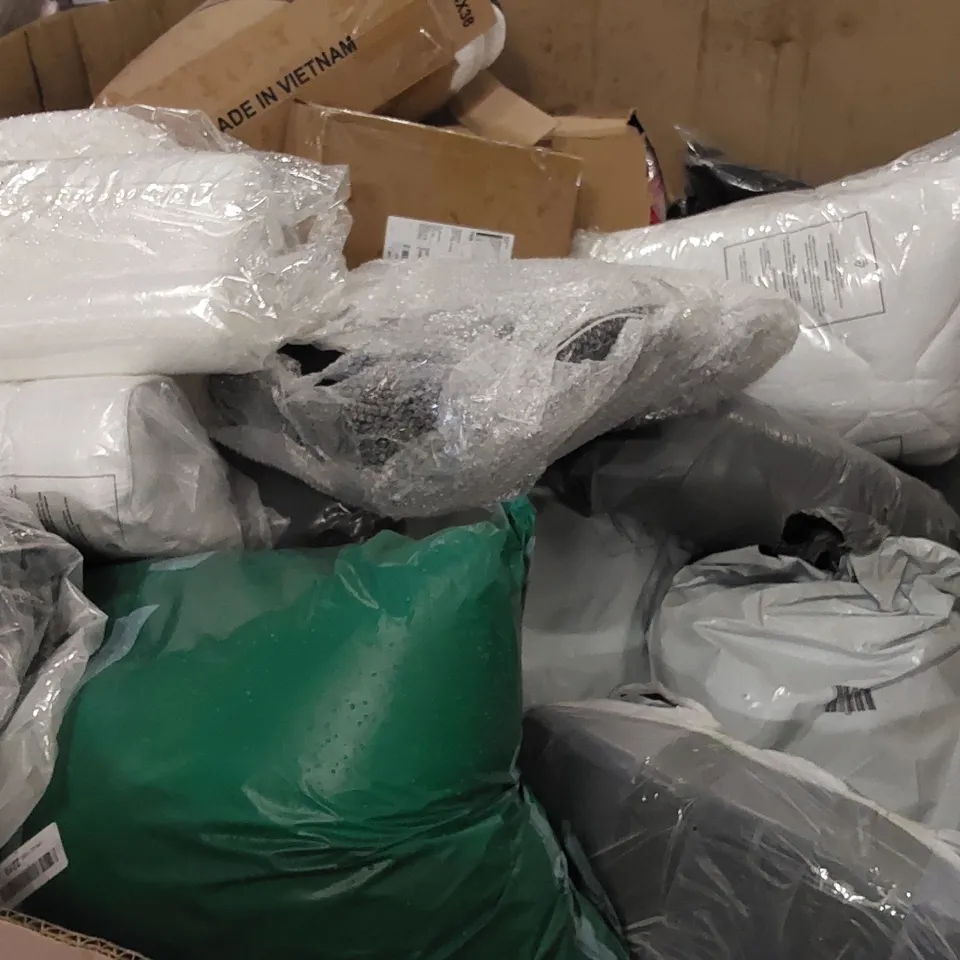 PALLET OF ASSORTED ITEMS INCLUDING: BEDDING, MEMORY FOAM CUSHIONS AND MATTRESS TOPPERS