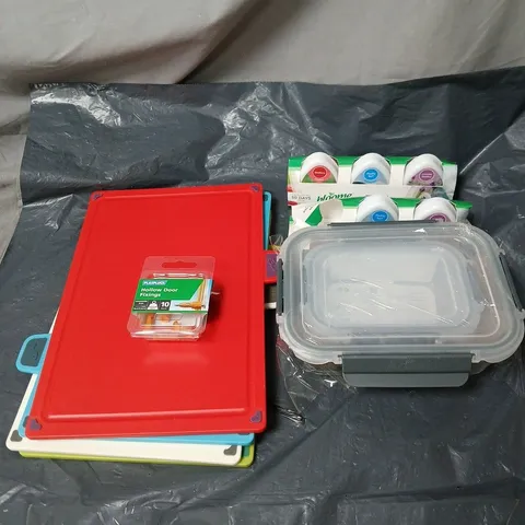 APPROXIMATELY 15 ASSORTED ITEMS TO INCLUDE KITCHEN BOARDS, AIR FRESHENERS, FOOD STORAGE CONTAINERS ETC