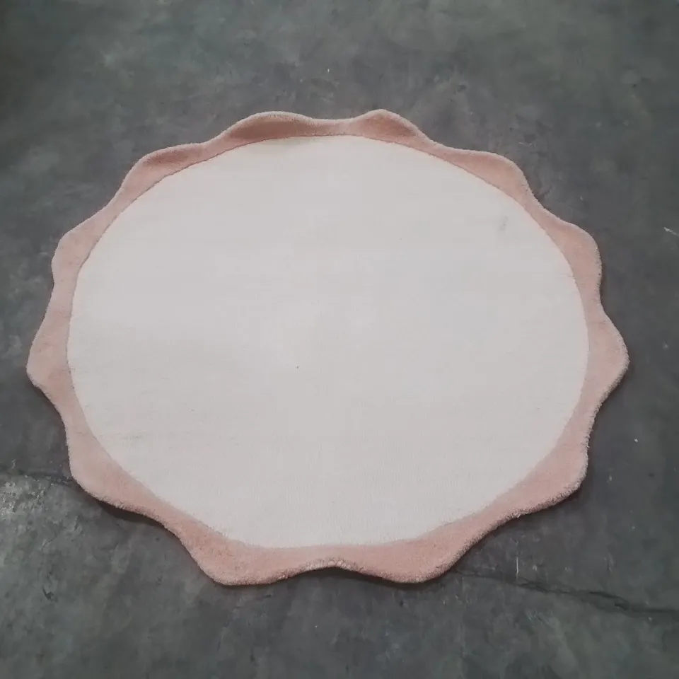 QUALITY DESIGNER AREA RUG - APPROXIMATELY 130X130CM