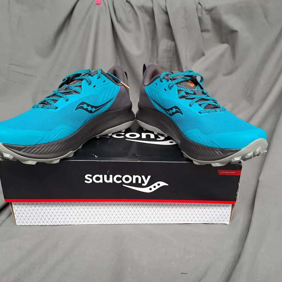 BOXED PAIR OF SAUCONY TRAINERS IN BLUE/GREY SIZE 8