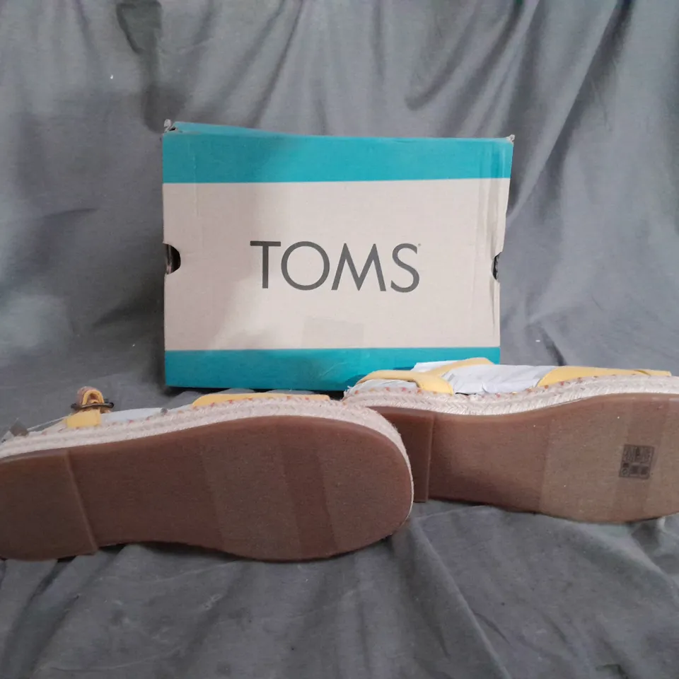 BOXED PAIR OF TOMS ABBY PINEAPPLE SANDELS SIZE 4